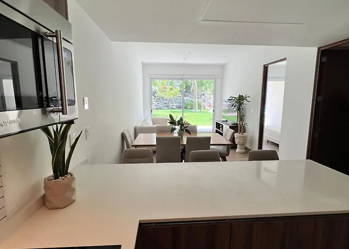 Luxurious With Poolside Patio