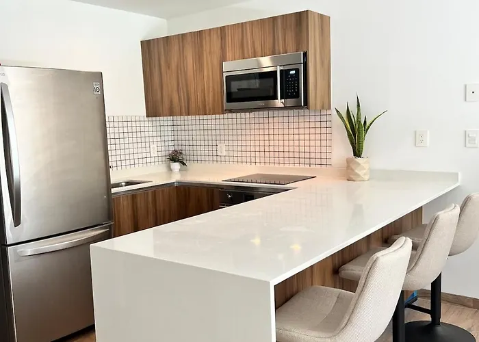 Luxurious With Poolside Patio *