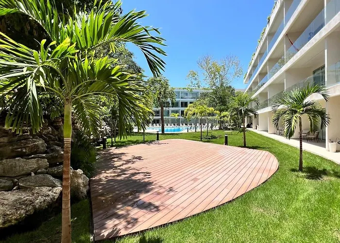 Luxurious With Poolside Patio