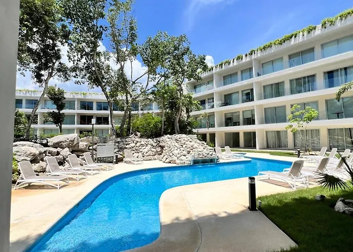 Luxurious With Poolside Patio *