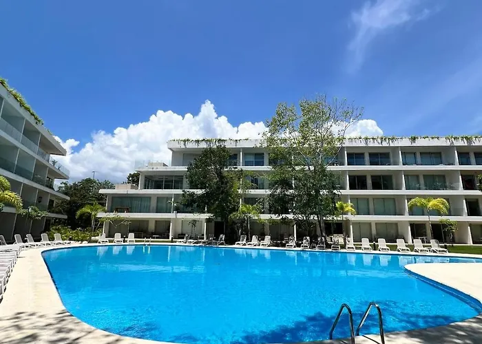 Luxurious With Poolside Patio Apartment